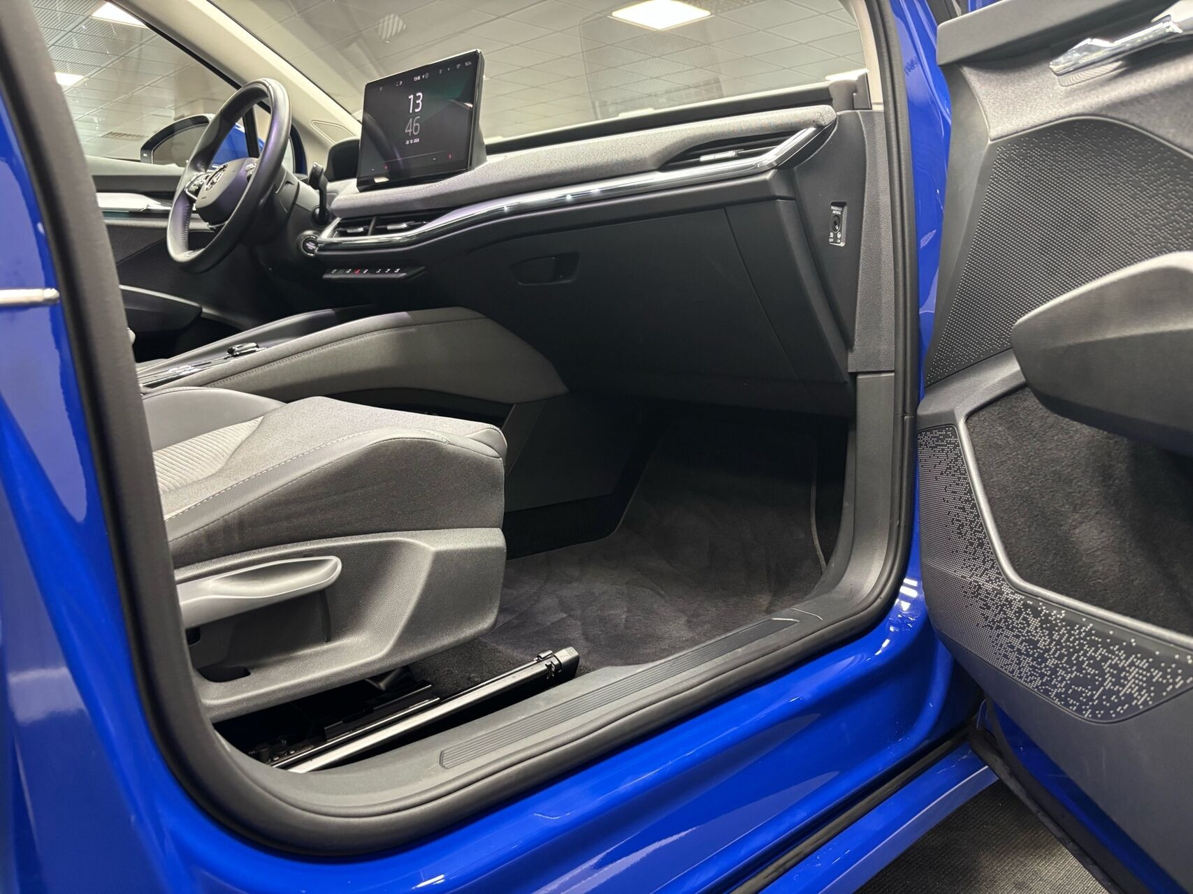 Blå Skoda Enyaq fra 2024