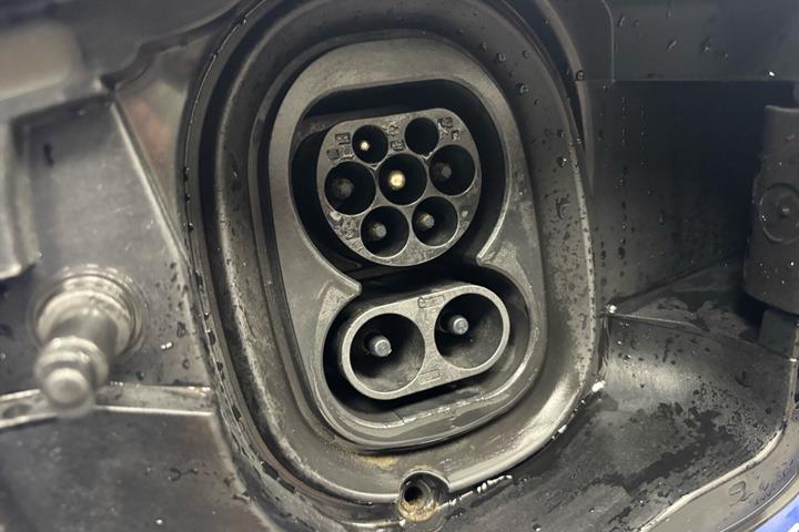 Blå Skoda Enyaq fra 2024