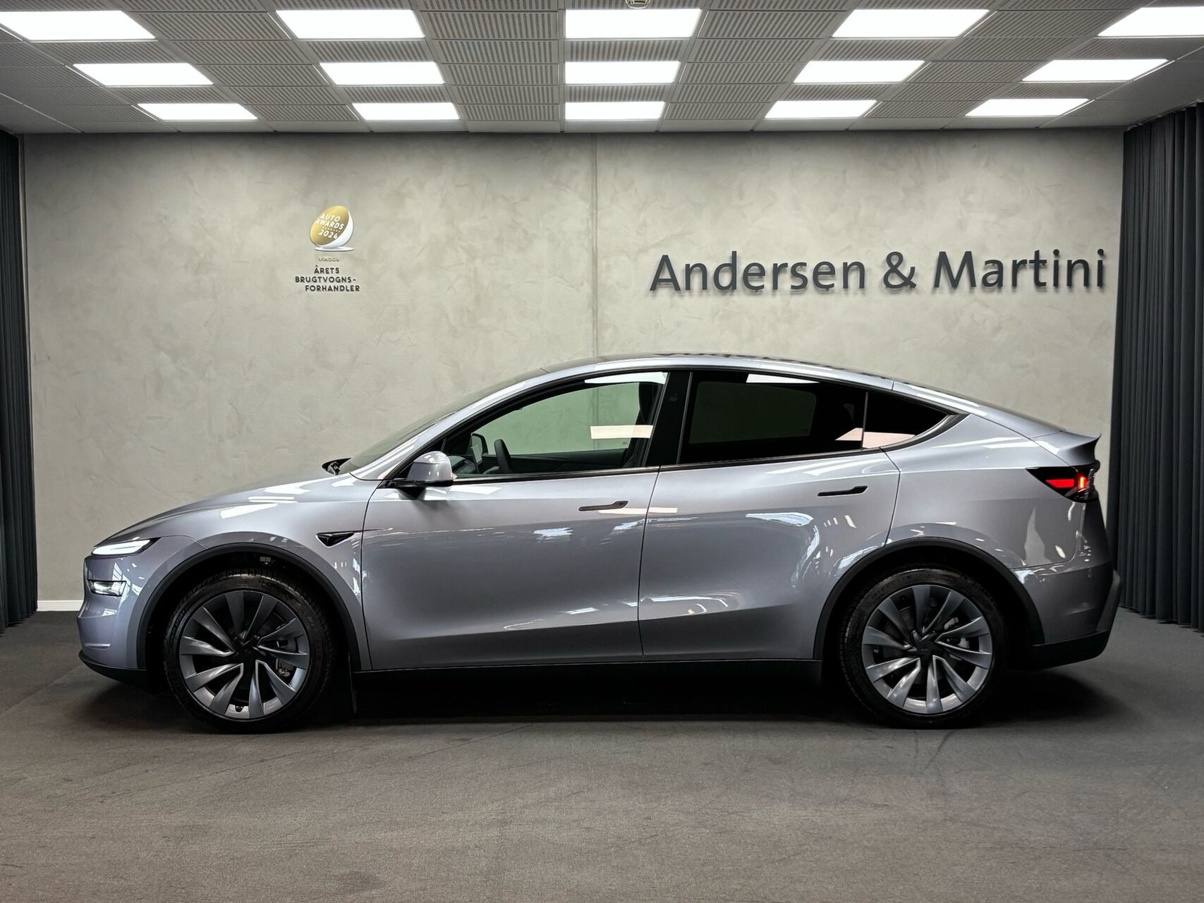 Grå Tesla Model Y fra 2026