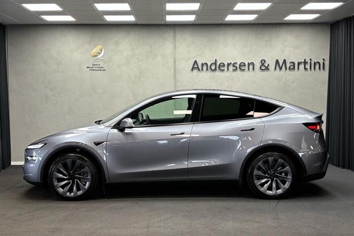 Grå Tesla Model Y fra 2026