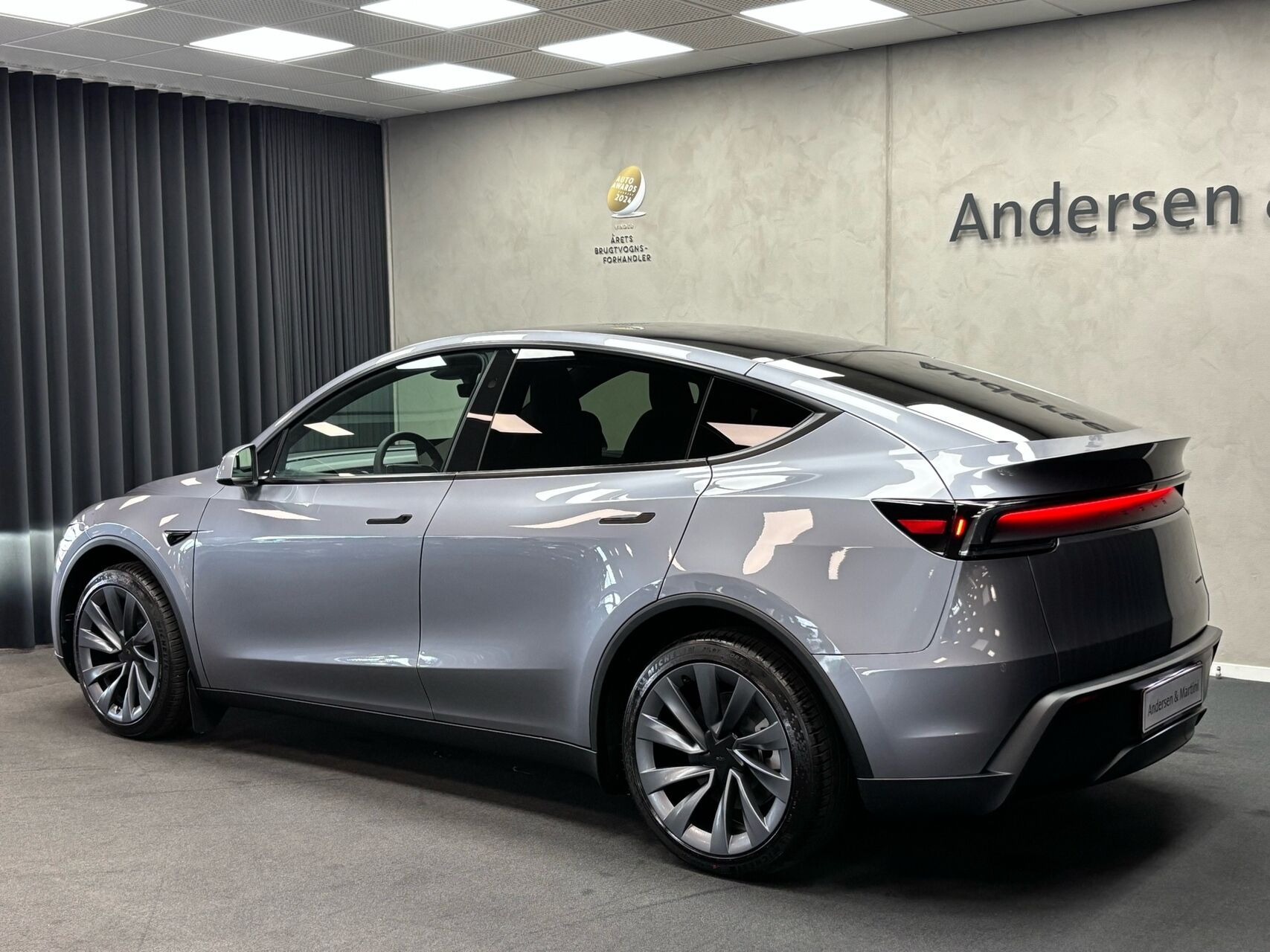 Grå Tesla Model Y fra 2026