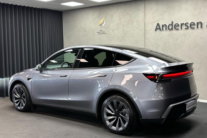 Grå Tesla Model Y fra 2026