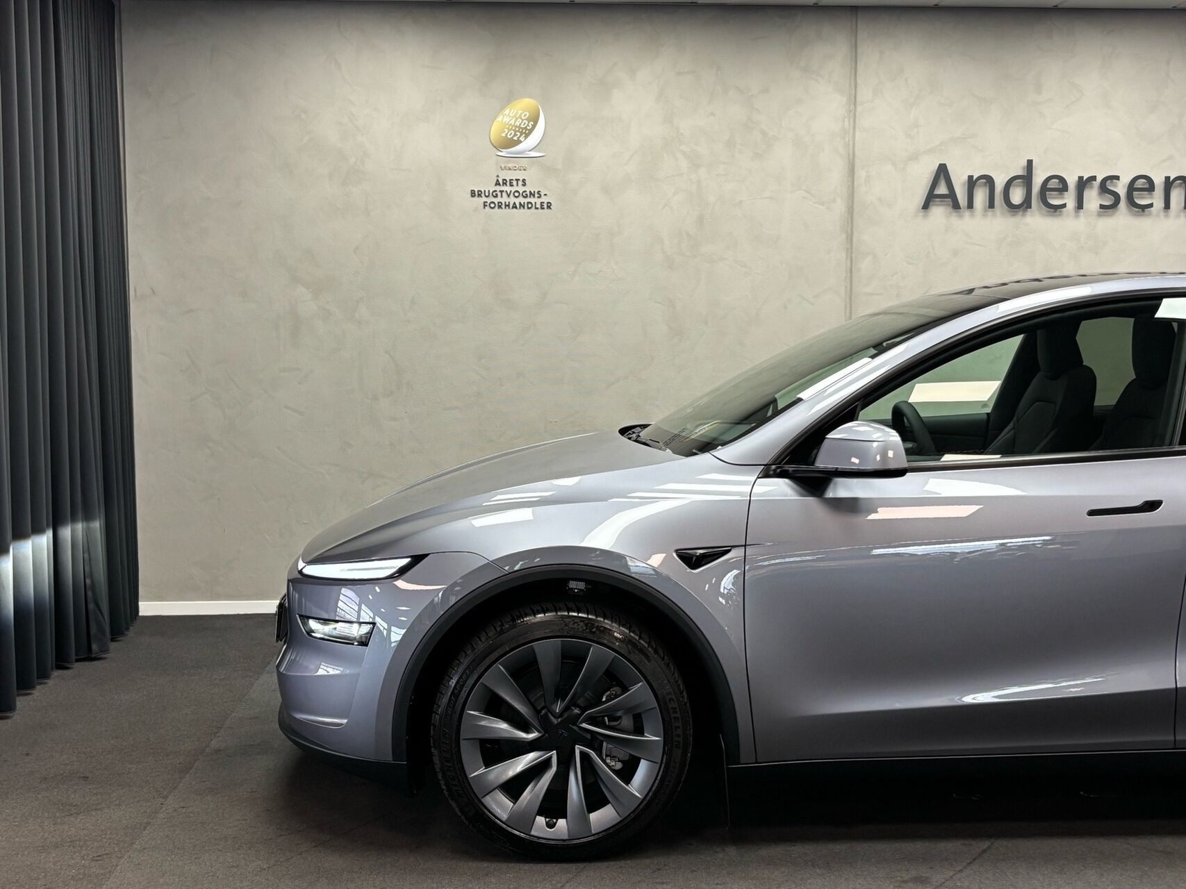 Grå Tesla Model Y fra 2026