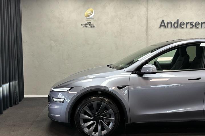 Grå Tesla Model Y fra 2026