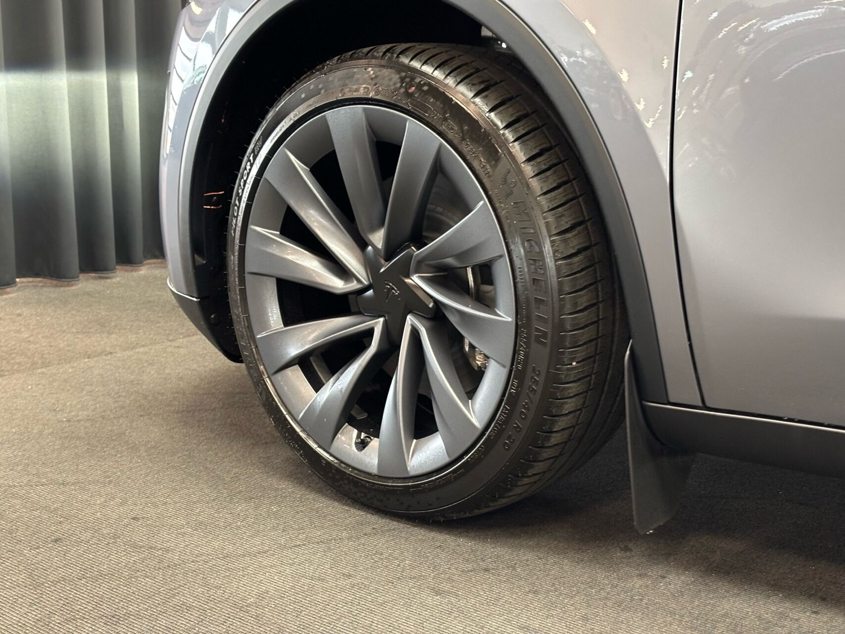 Grå Tesla Model Y fra 2026
