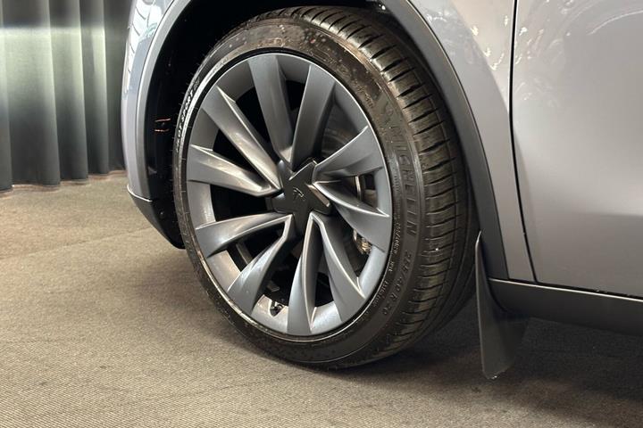 Grå Tesla Model Y fra 2026