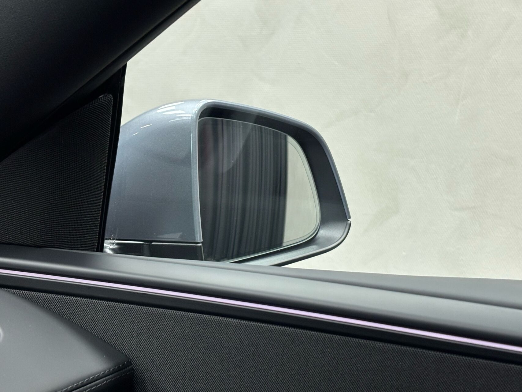 Grå Tesla Model Y fra 2026