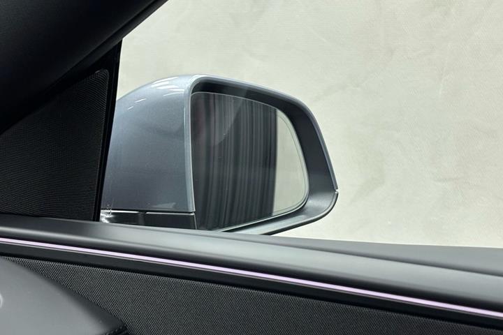 Grå Tesla Model Y fra 2026