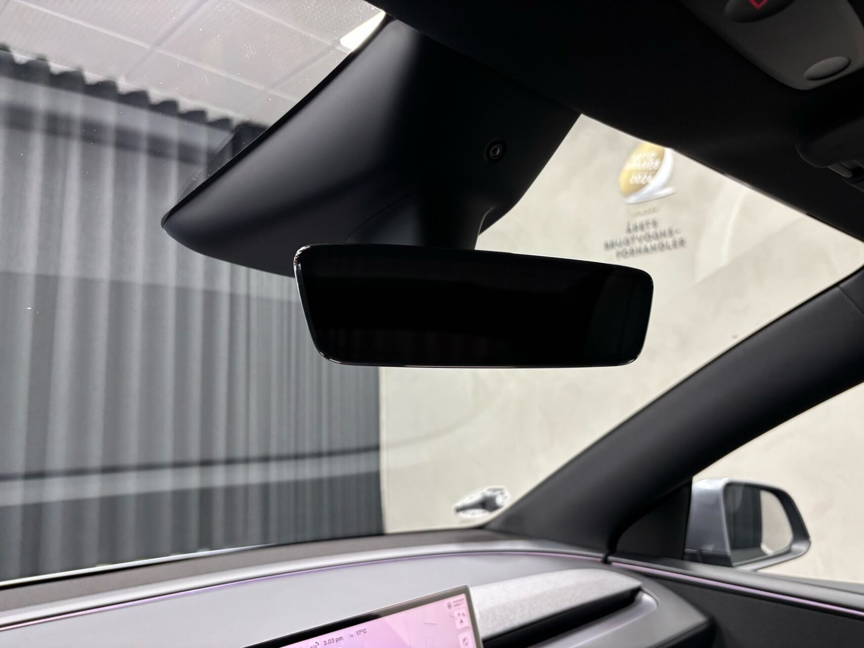 Grå Tesla Model Y fra 2026