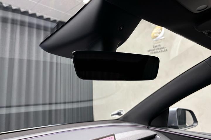 Grå Tesla Model Y fra 2026