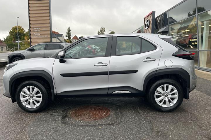 Sølv Toyota Yaris Cross fra 2022