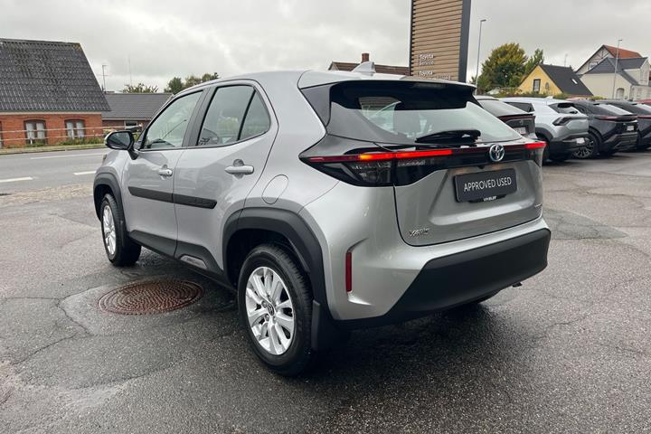 Sølv Toyota Yaris Cross fra 2022