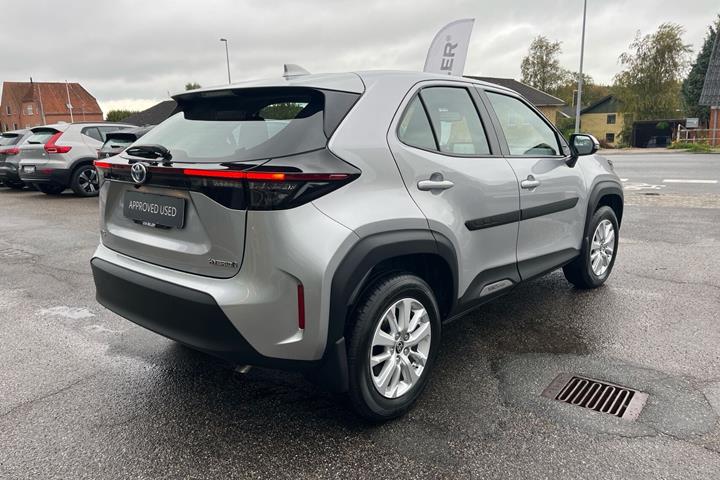 Sølv Toyota Yaris Cross fra 2022