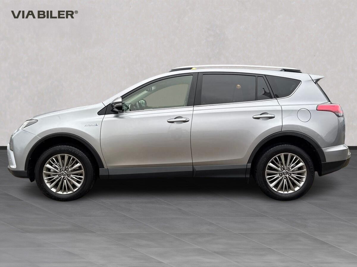 Sølv Toyota RAV4 fra 2018