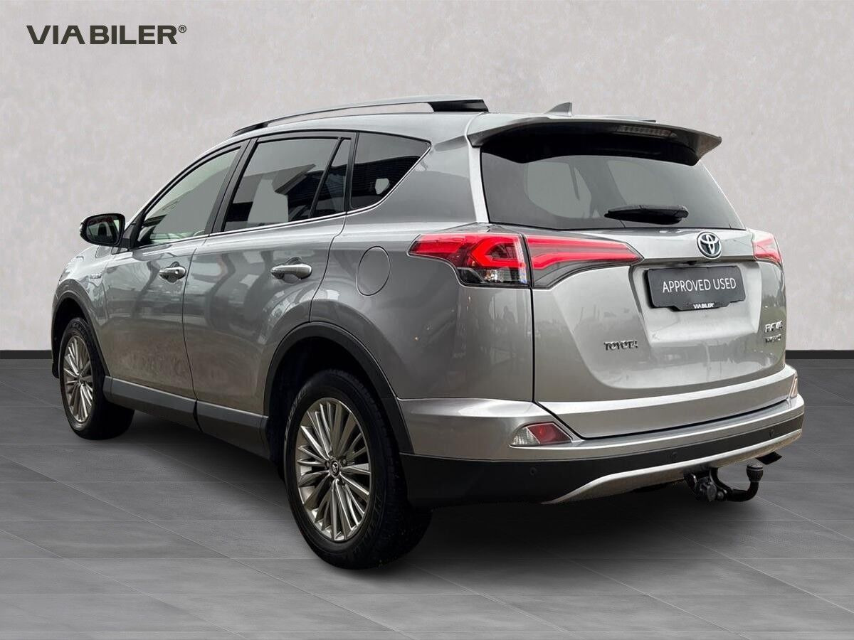 Sølv Toyota RAV4 fra 2018