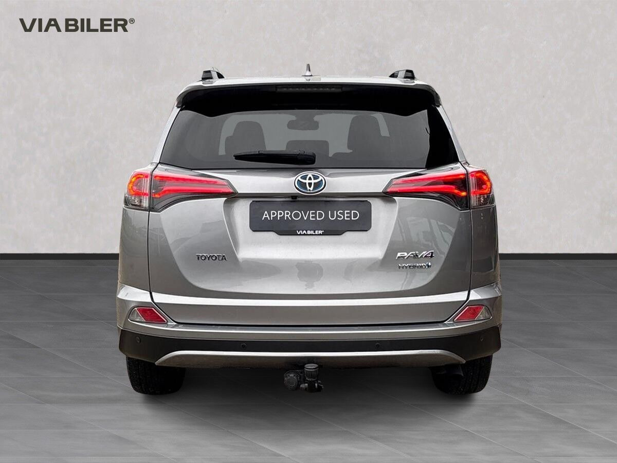 Sølv Toyota RAV4 fra 2018
