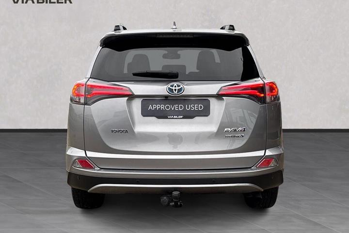Sølv Toyota RAV4 fra 2018