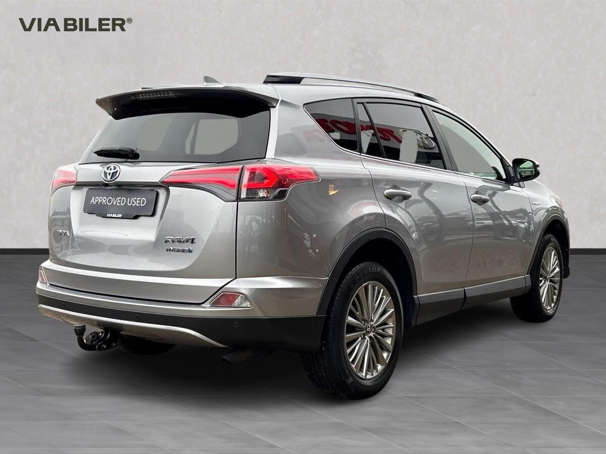 Sølv Toyota RAV4 fra 2018
