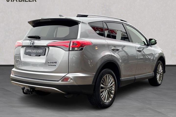 Sølv Toyota RAV4 fra 2018