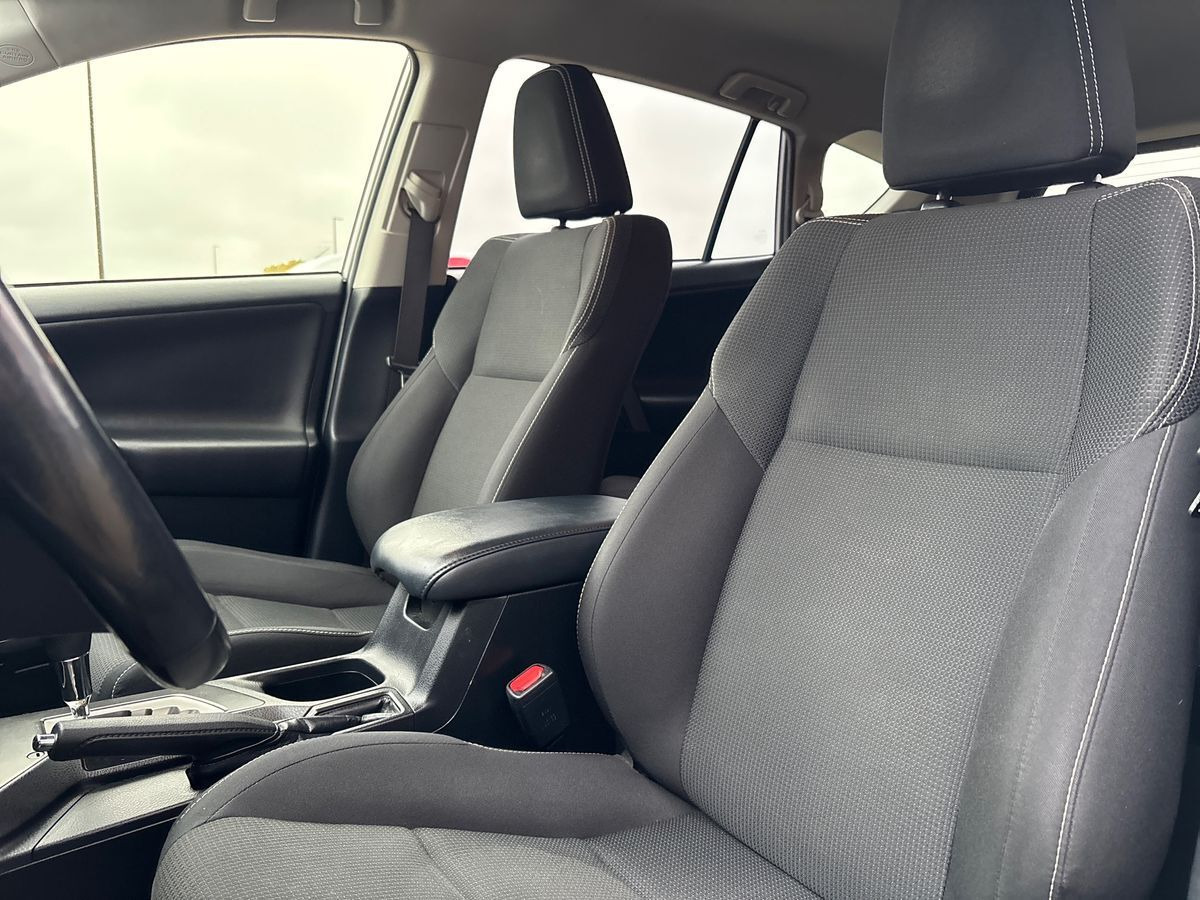 Sølv Toyota RAV4 fra 2018