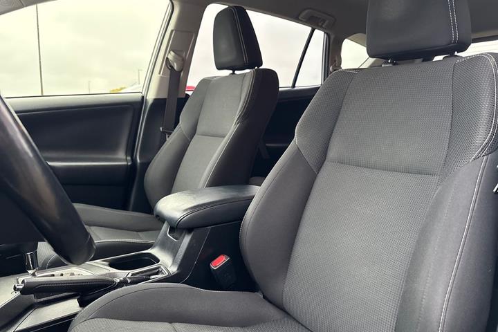 Sølv Toyota RAV4 fra 2018