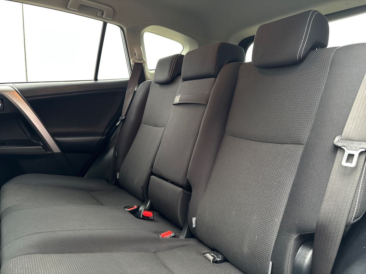 Sølv Toyota RAV4 fra 2018