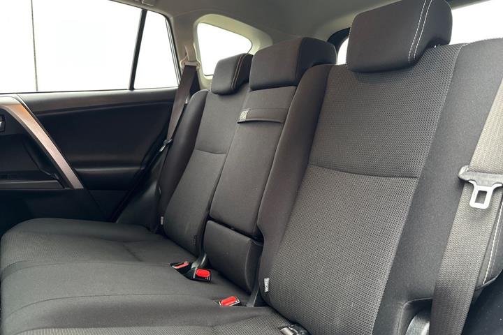 Sølv Toyota RAV4 fra 2018