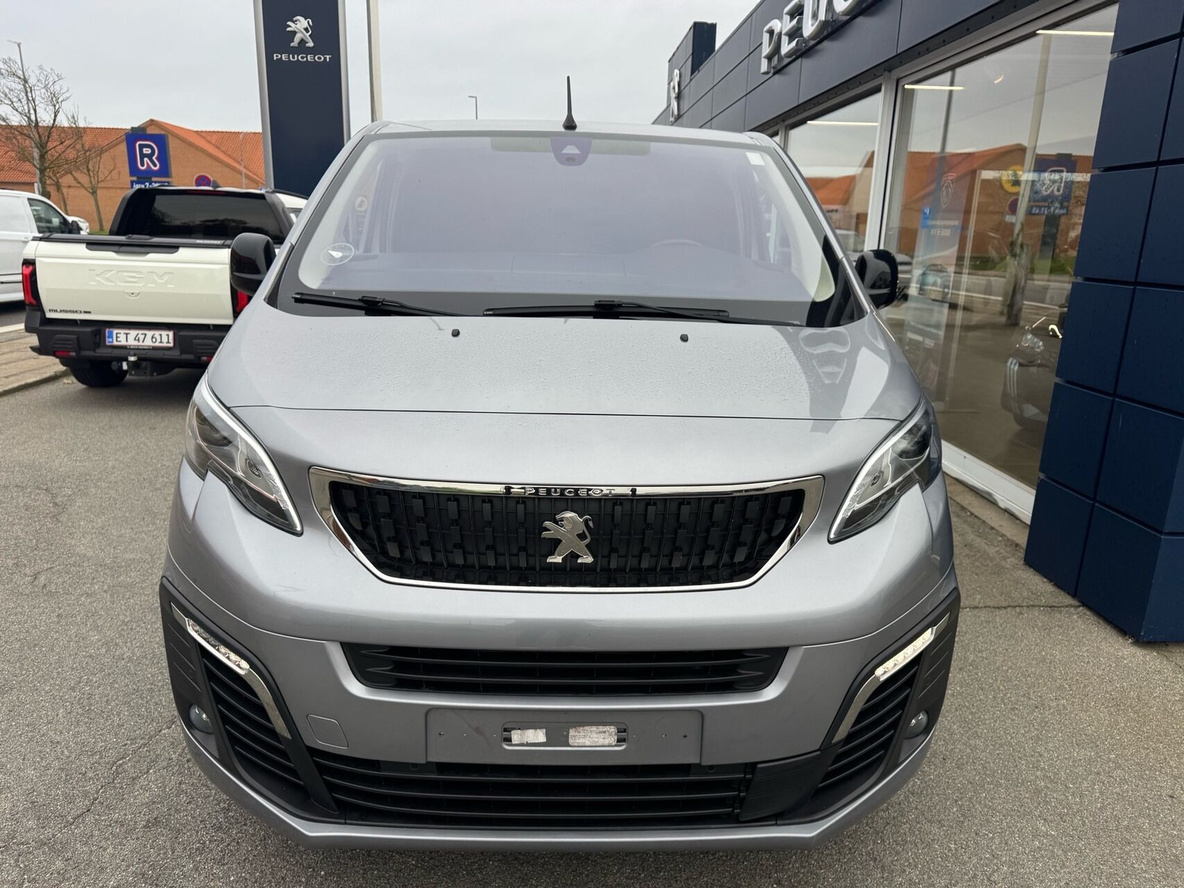 Grå Peugeot Expert fra 2023