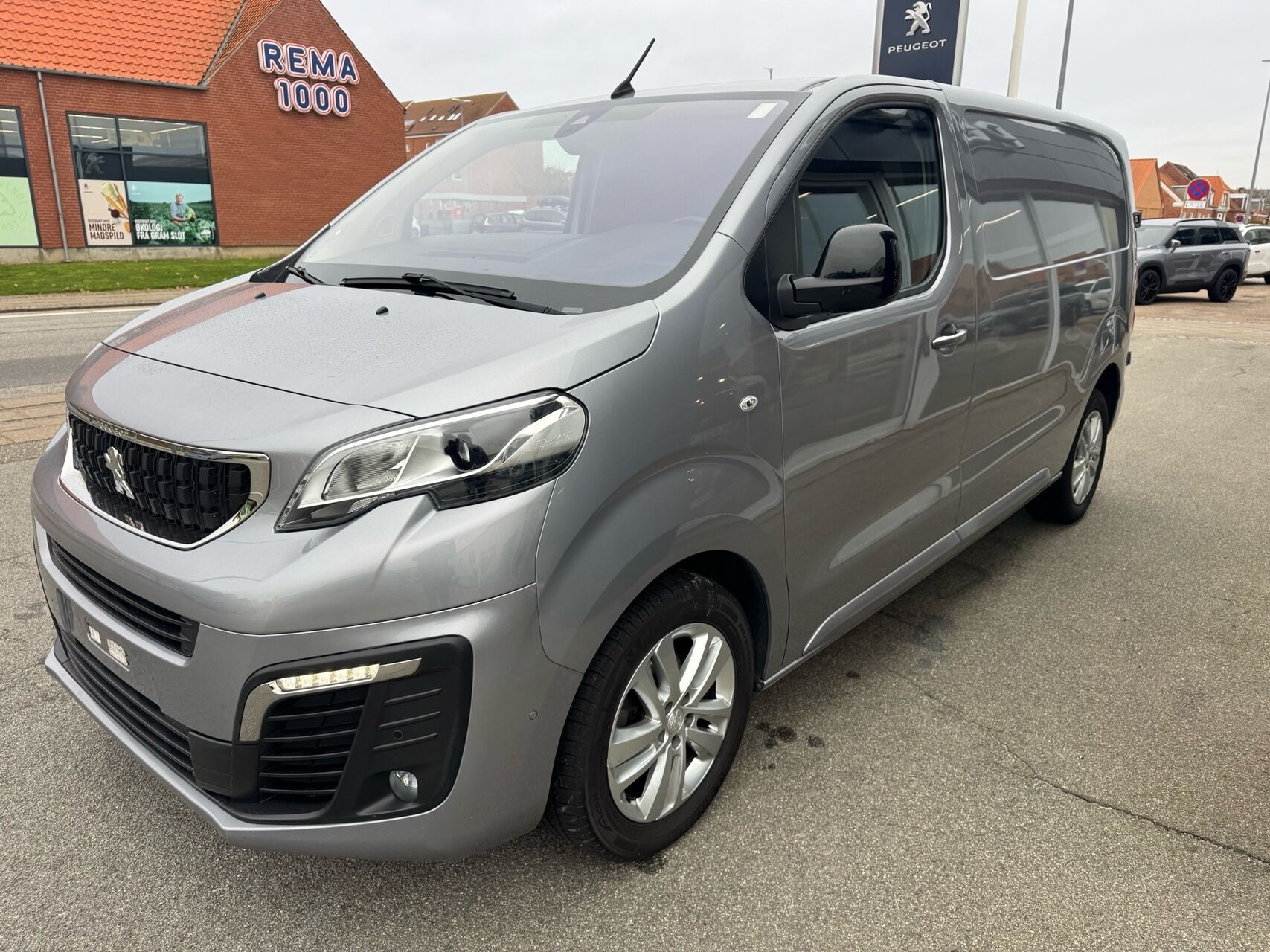 Grå Peugeot Expert fra 2023