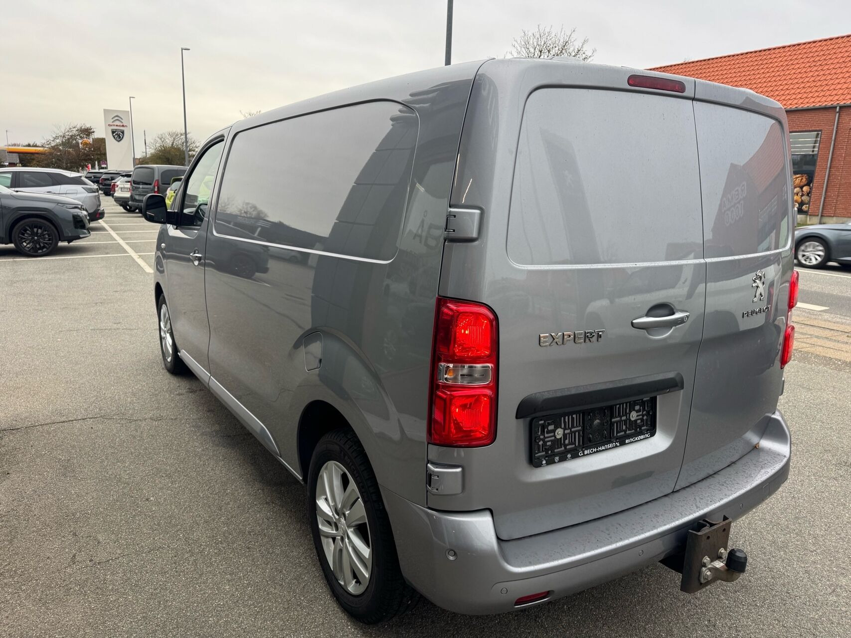 Grå Peugeot Expert fra 2023