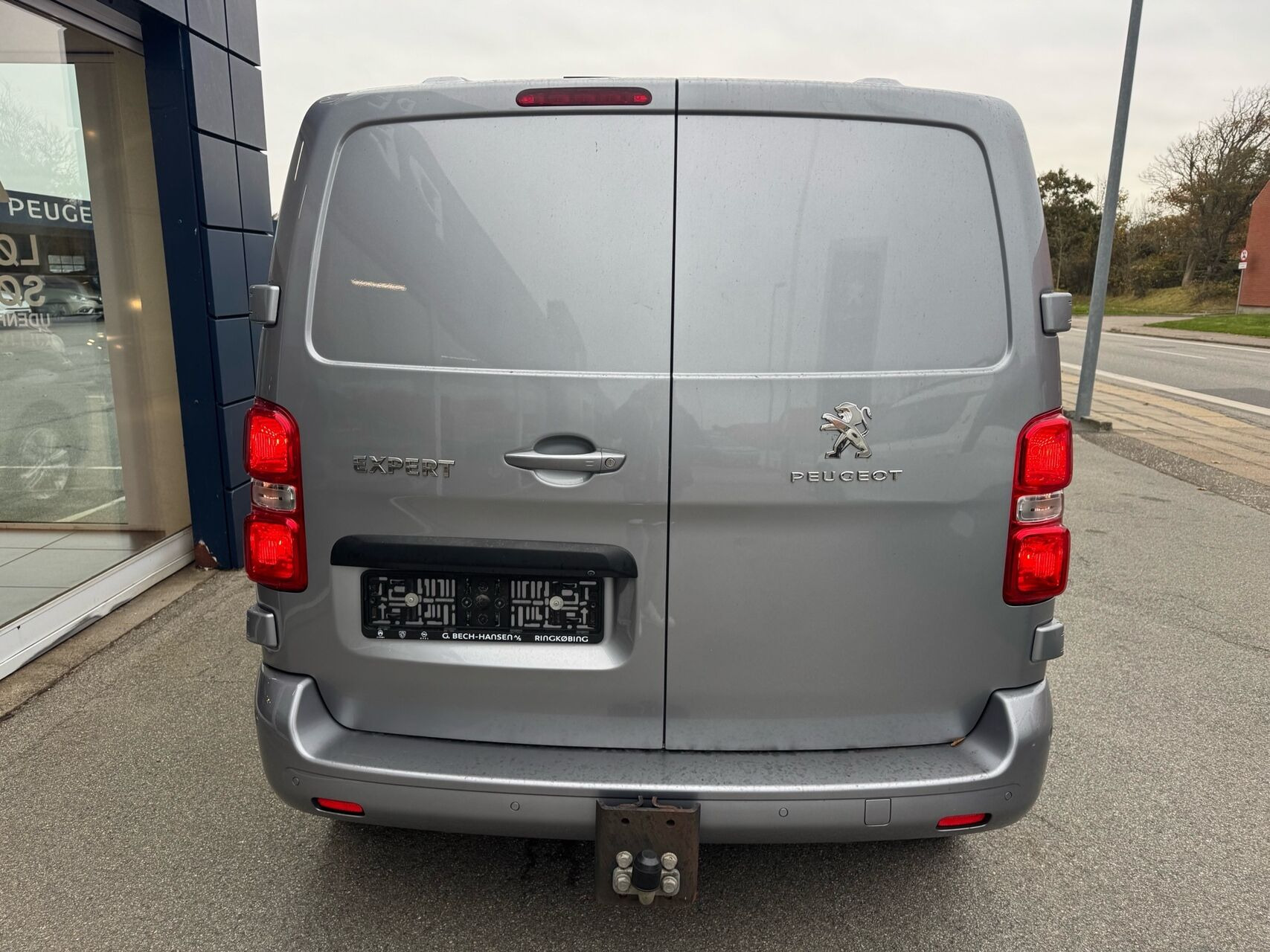 Grå Peugeot Expert fra 2023