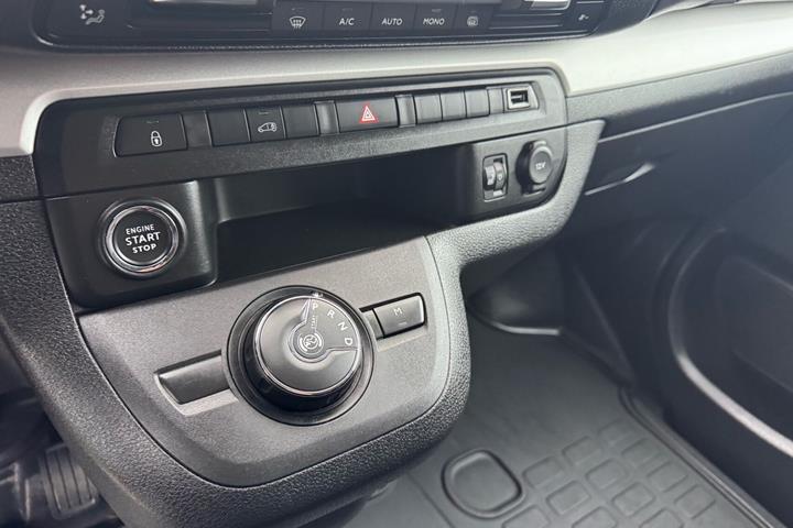 Grå Peugeot Expert fra 2023