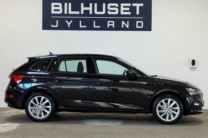 Sort Skoda Scala fra 2022