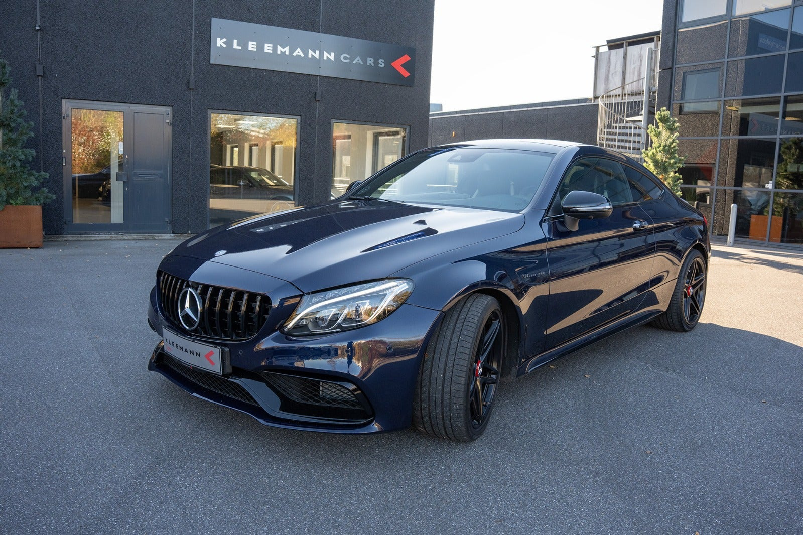 Blå Mercedes C63 fra 2016