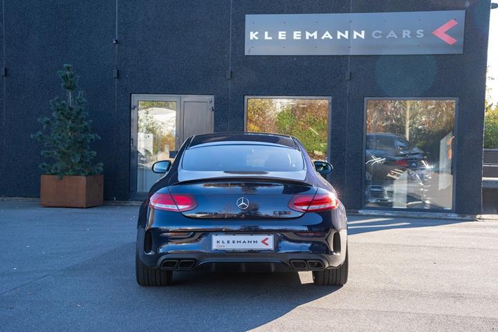 Blå Mercedes C63 fra 2016