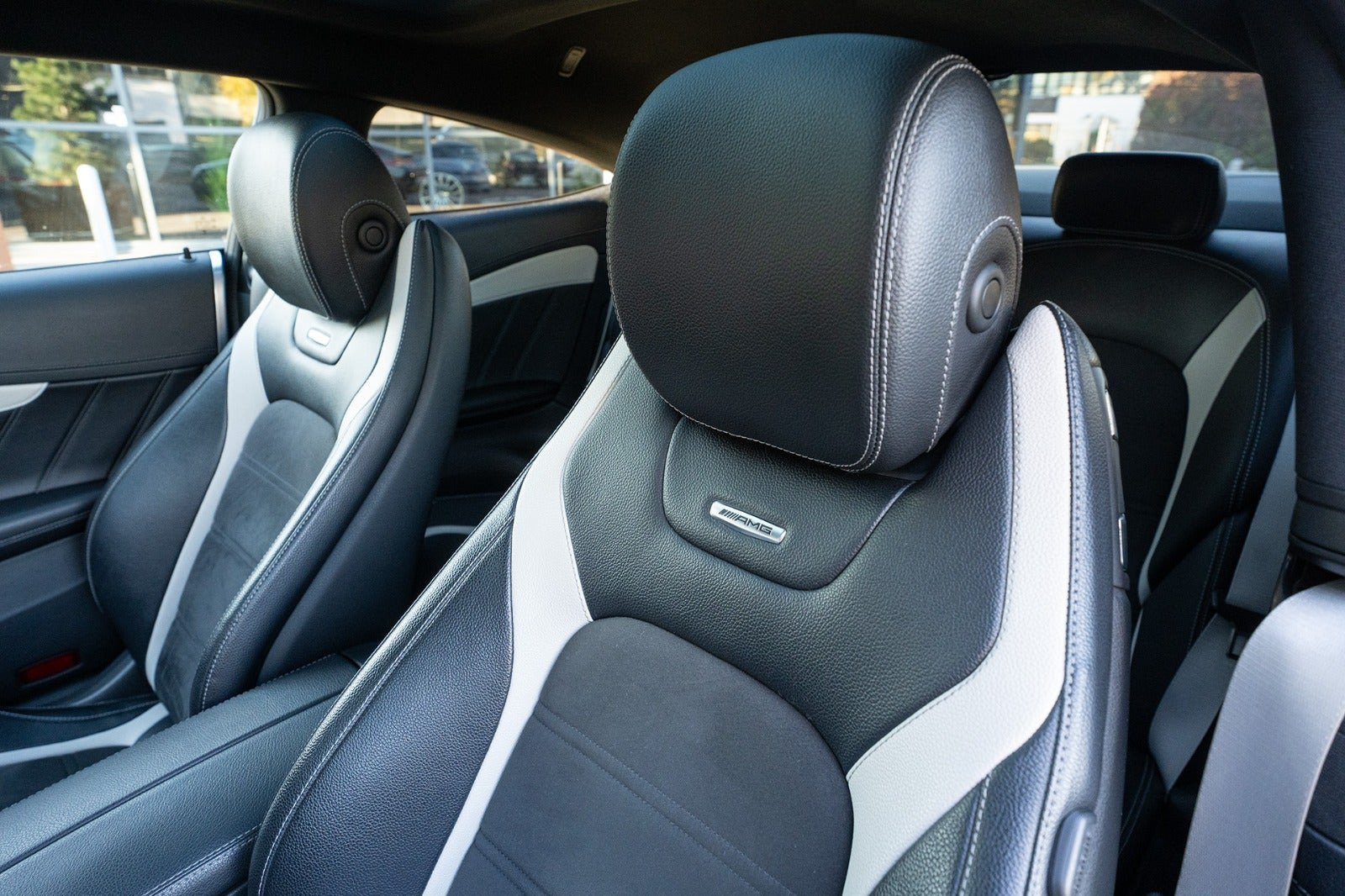 Blå Mercedes C63 fra 2016