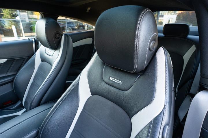 Blå Mercedes C63 fra 2016