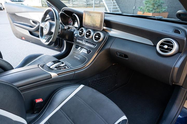 Blå Mercedes C63 fra 2016