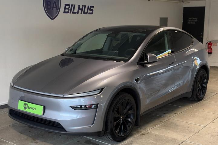 Sølv Tesla Model Y fra 2025