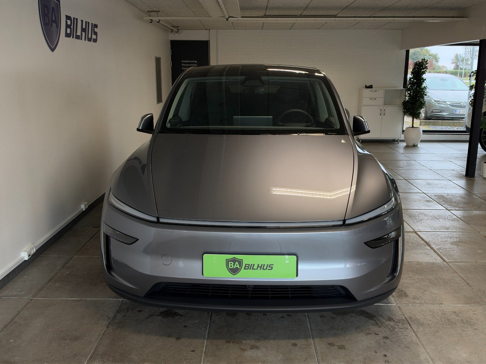 Sølv Tesla Model Y fra 2025