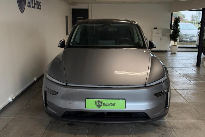 Sølv Tesla Model Y fra 2025