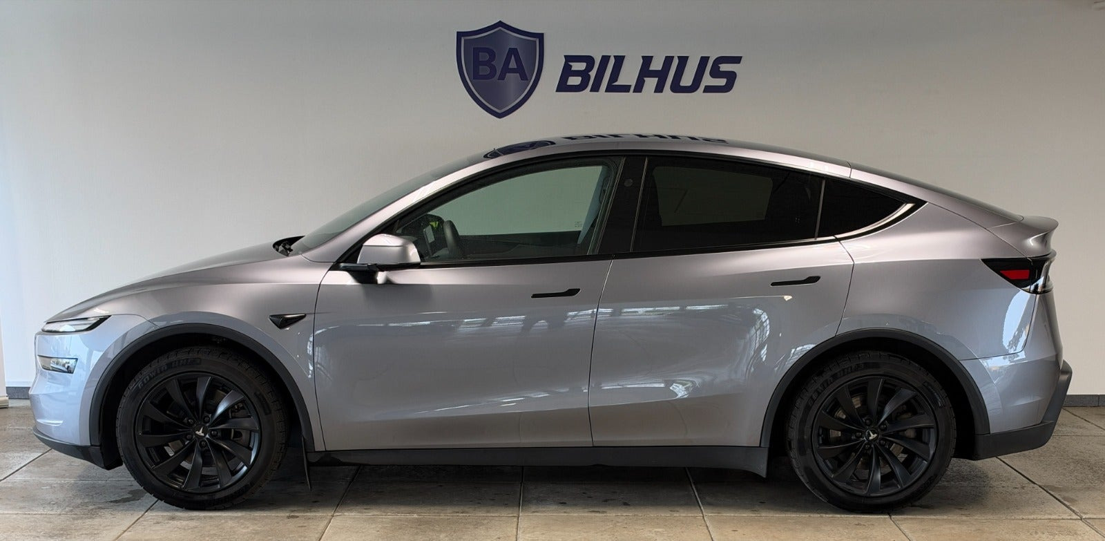Sølv Tesla Model Y fra 2025