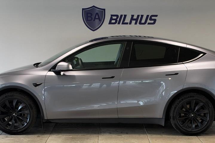 Sølv Tesla Model Y fra 2025