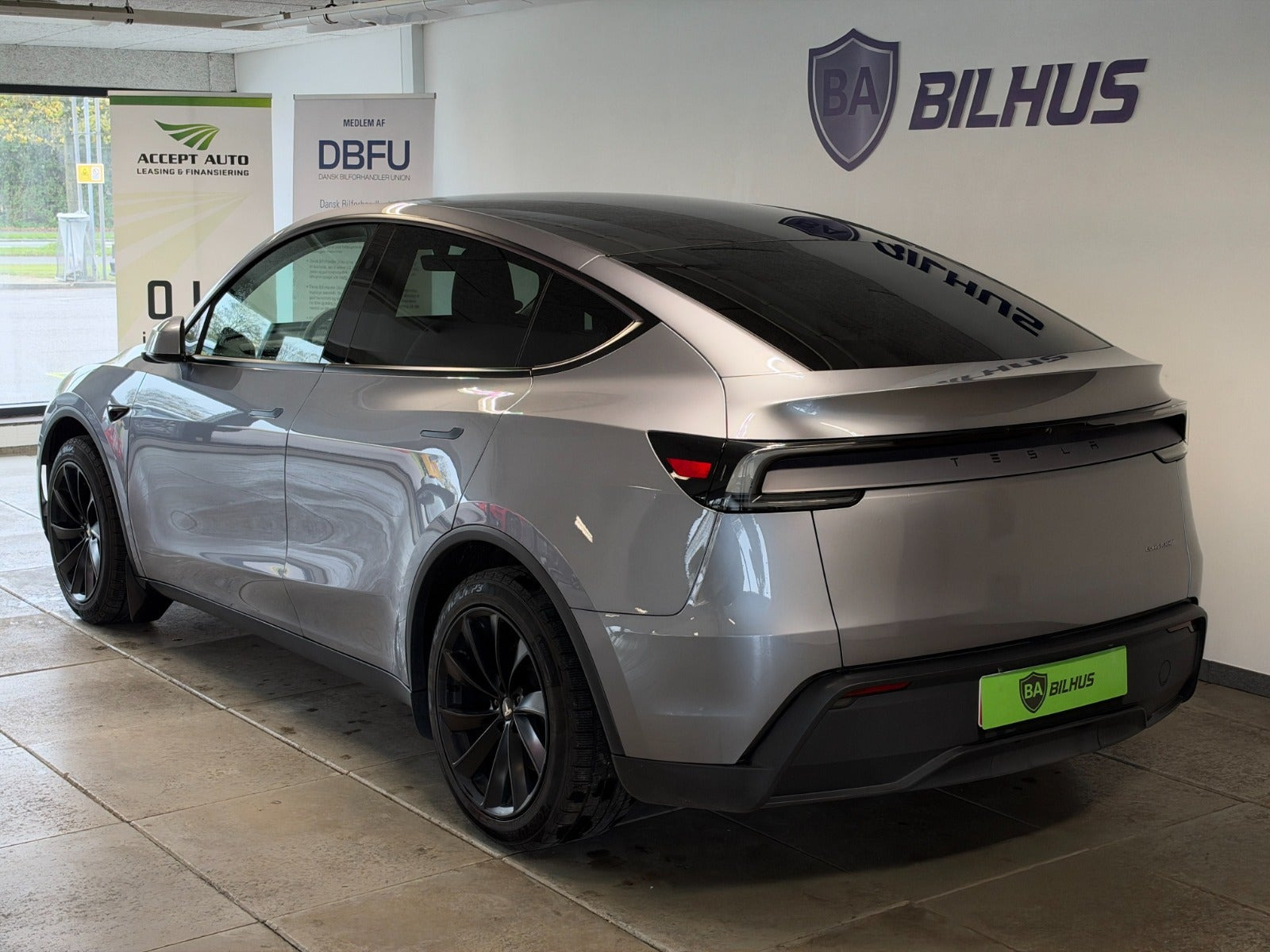Sølv Tesla Model Y fra 2025