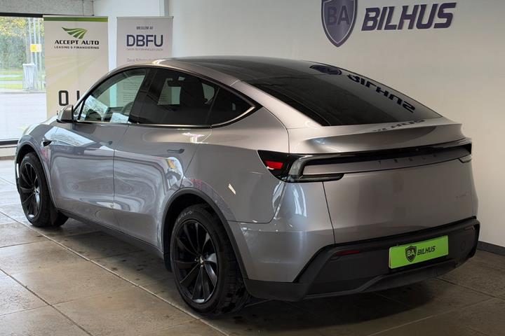 Sølv Tesla Model Y fra 2025