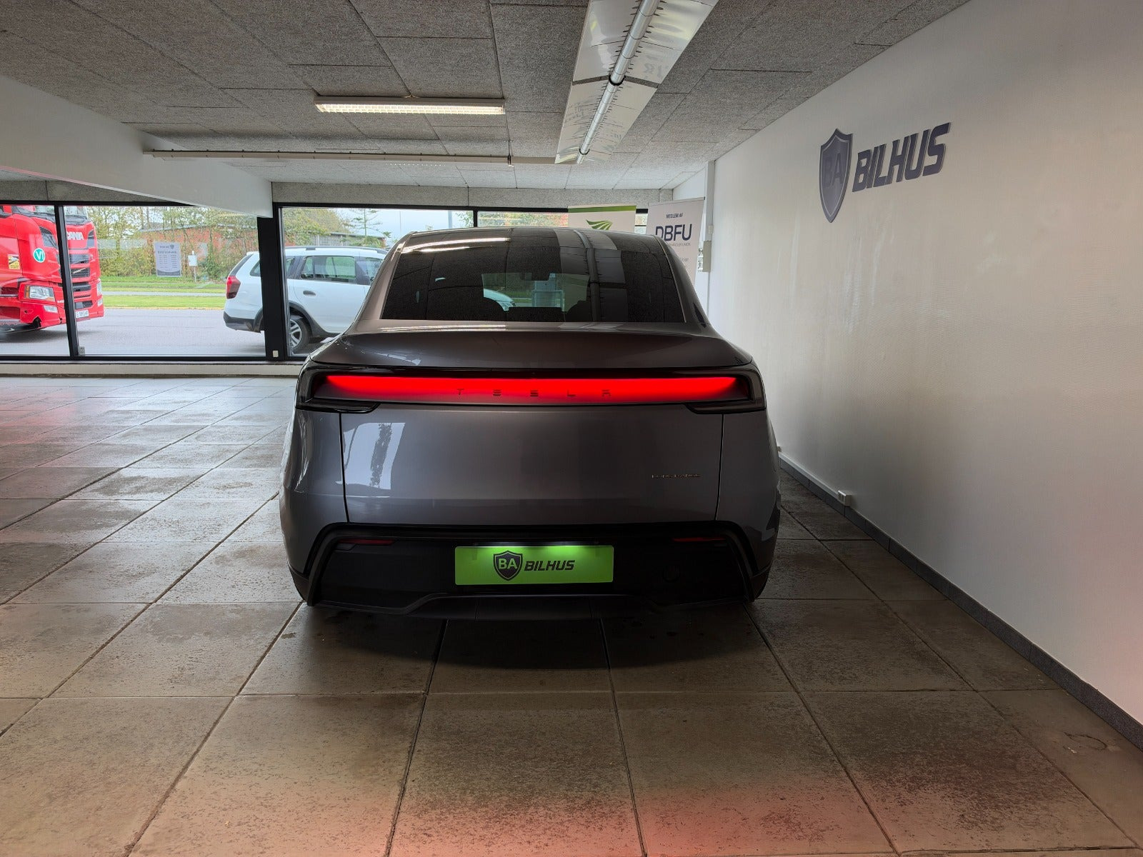 Sølv Tesla Model Y fra 2025