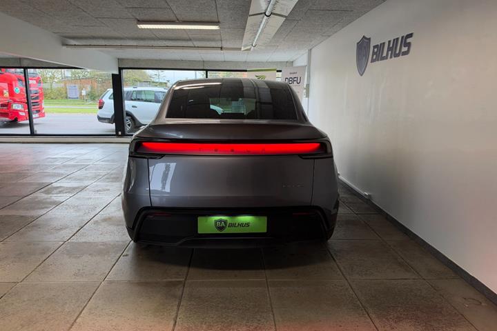 Sølv Tesla Model Y fra 2025