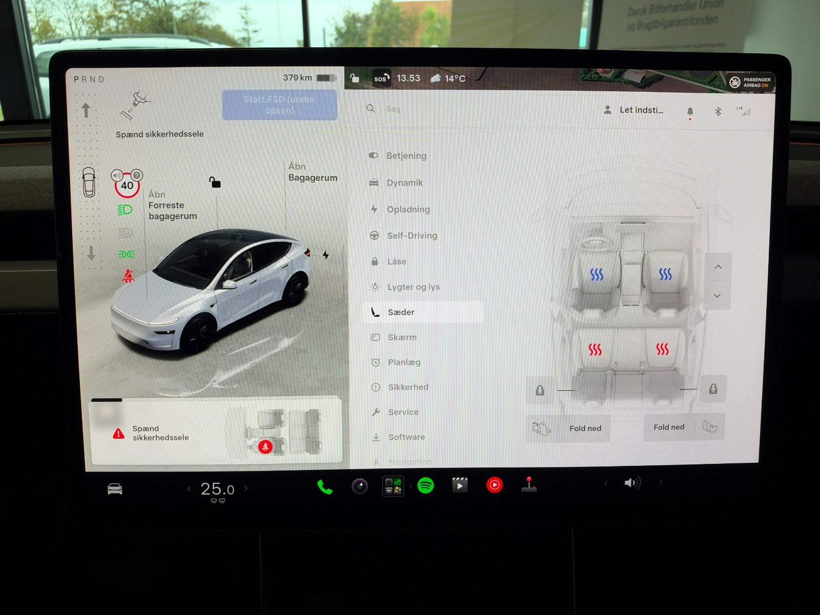 Sølv Tesla Model Y fra 2025