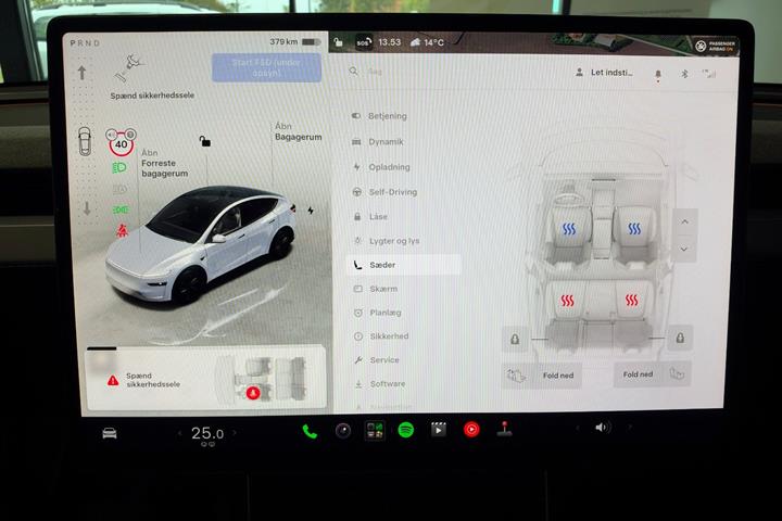 Sølv Tesla Model Y fra 2025