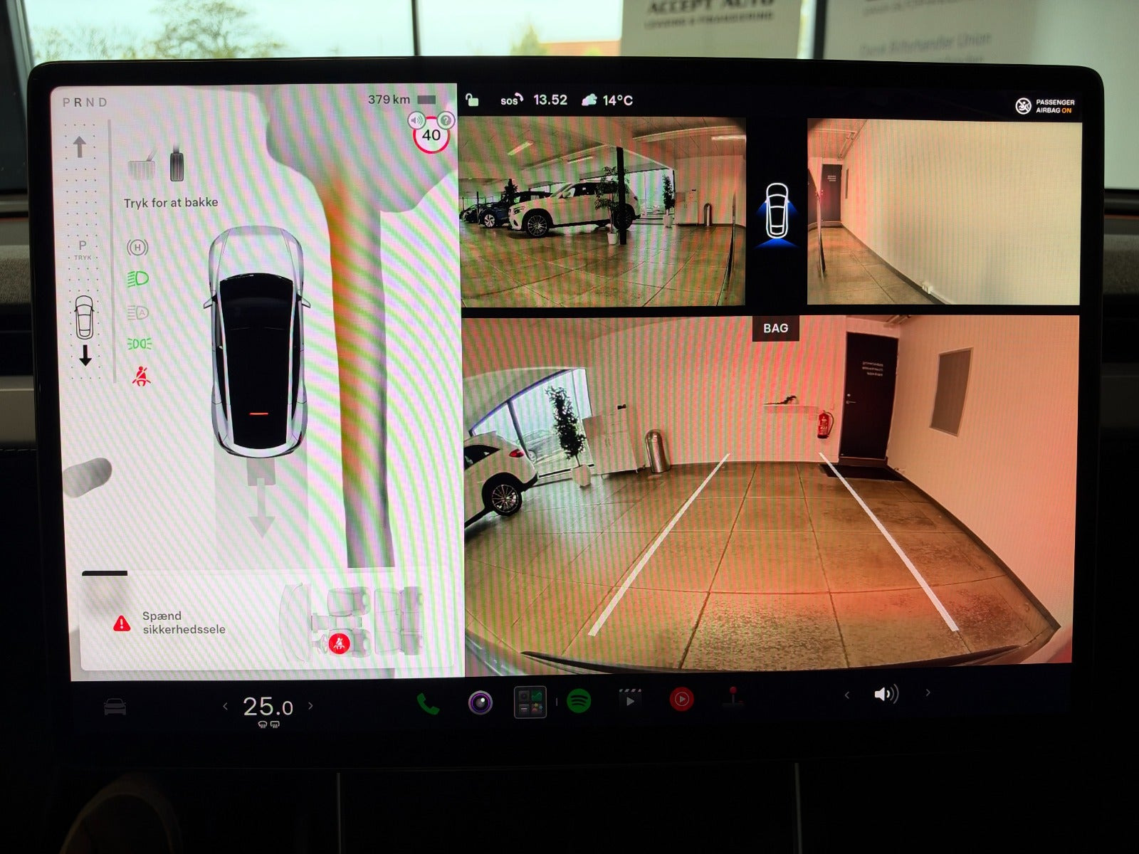 Sølv Tesla Model Y fra 2025